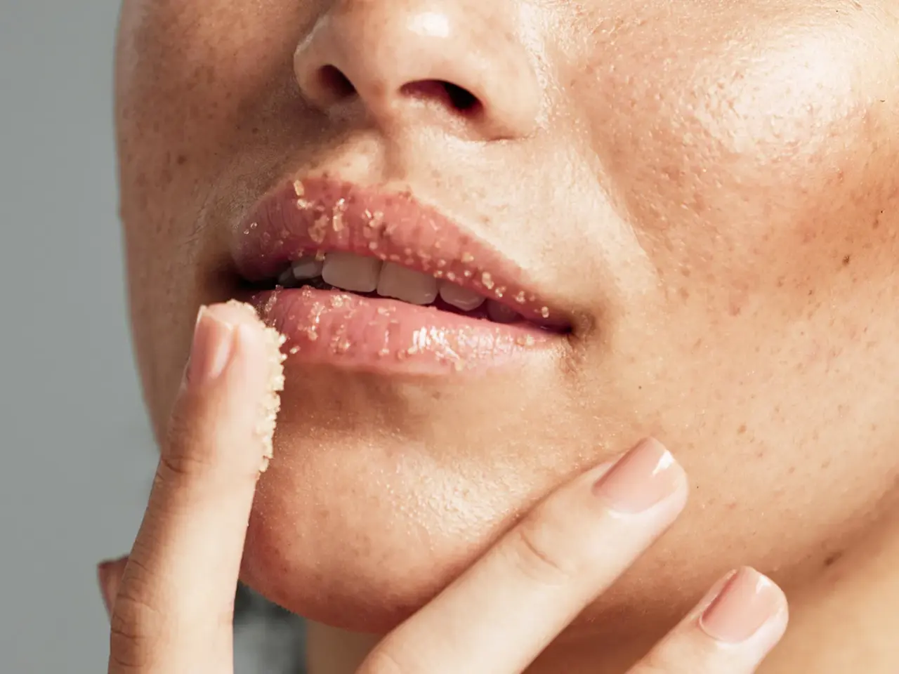 Best Lip Scrub for Smokers: How to Lighten Dark Lips Fast (2026) article image