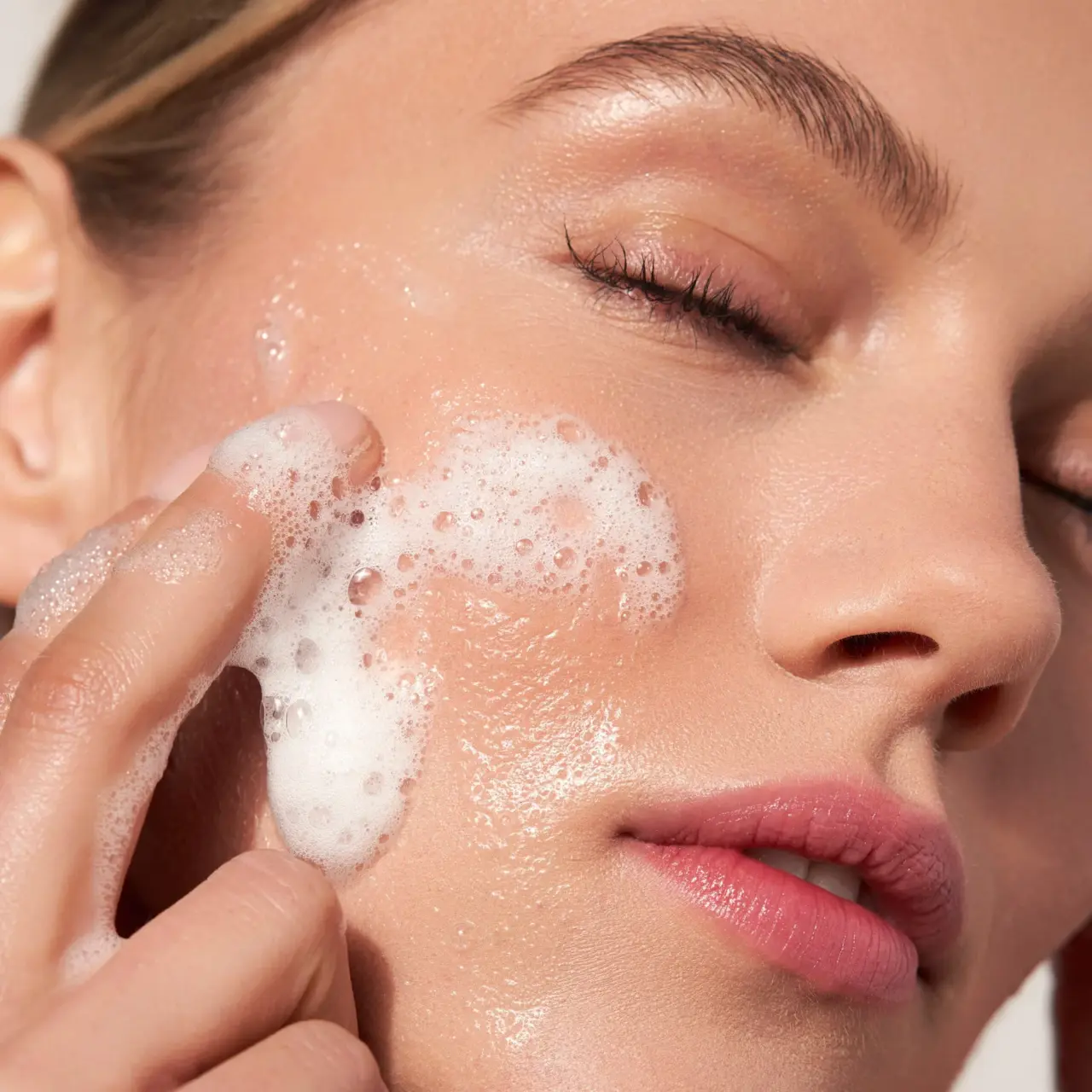 5 Best Cleansers for Removing Waterproof Sunscreen (2026) article image