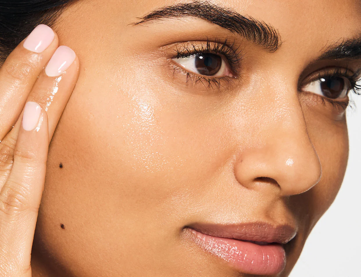 4 Best Vitamin C Serums for Dull, Smoke-Exposed Skin (2026) article image