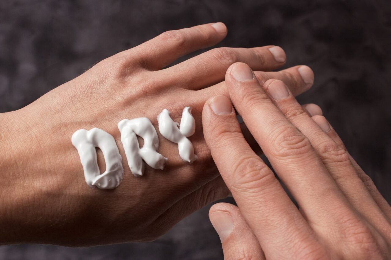 7 Best Moisturizers for Dry Skin and Winter Barrier Support article image