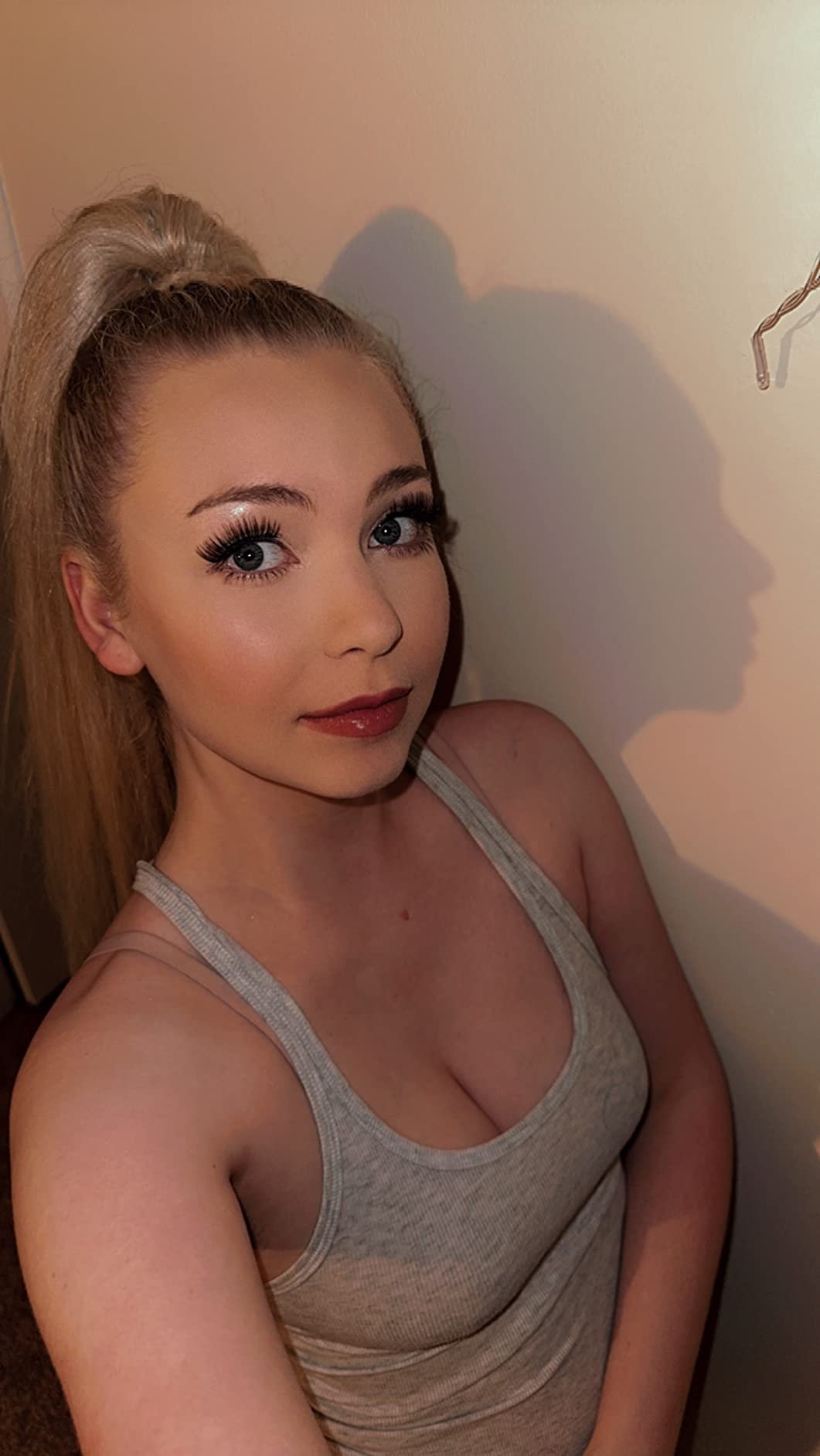 Supplied portrait showing a finished complexion with Avène tinted compact