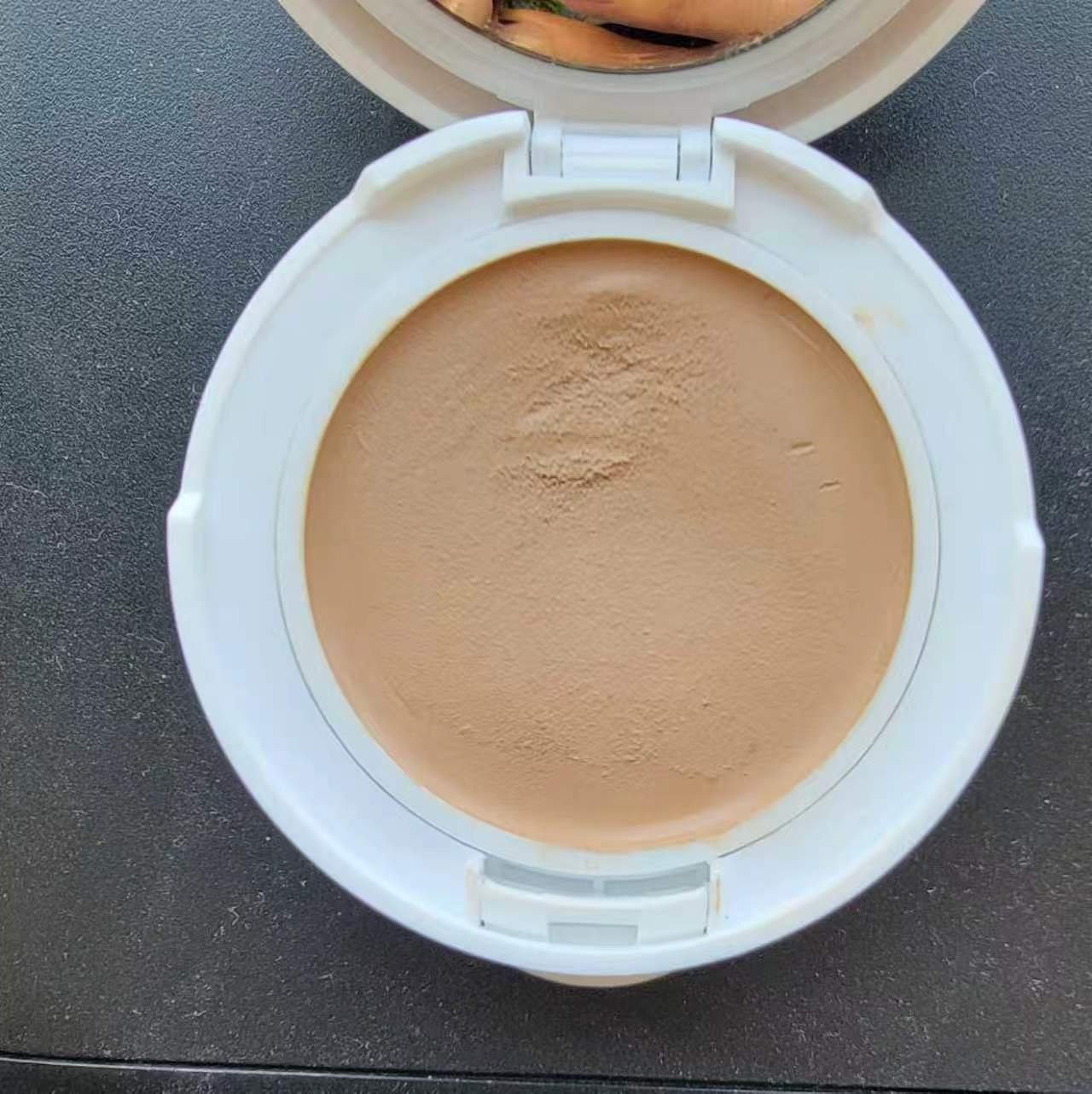 Open Avène Mineral Tinted Compact showing the cream-to-powder pan